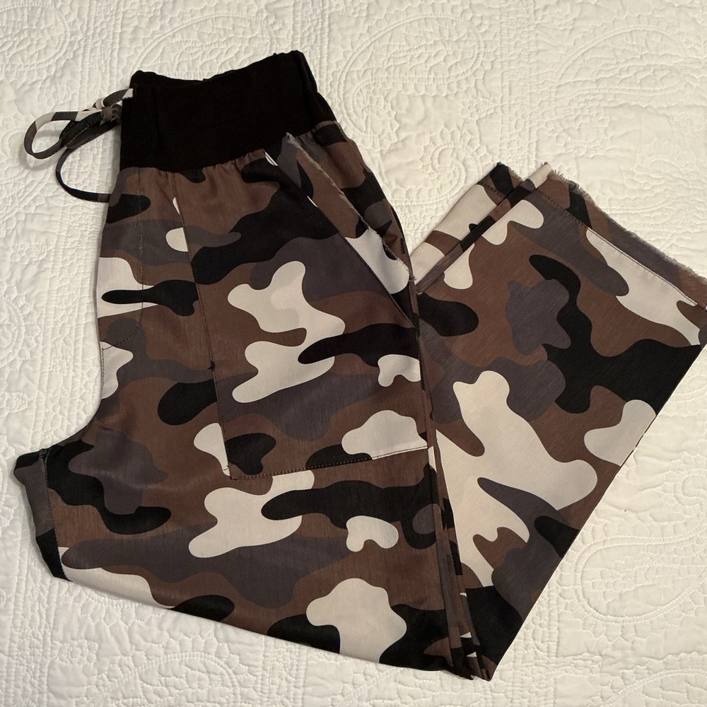 PLANET by Lauren G Camo Print Wide Leg Polysilk Pants, Raw Hem, US 2-4 Orig $248